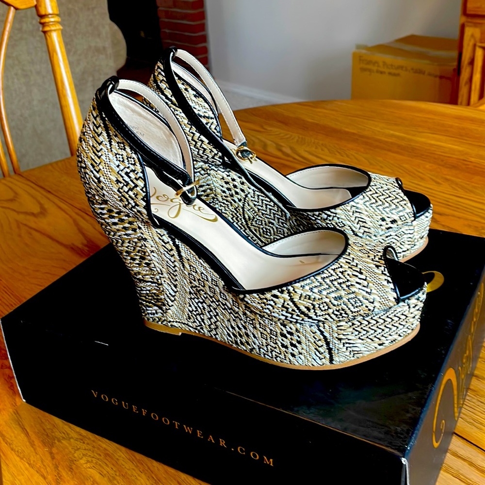 VIOGUE NWT exclusive beautiful platform. Open toe sandal Comfort and style sSZ 6